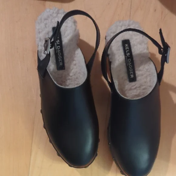 Stylish Black Leather Mules with Wooden Heel - Picture 2 of 7